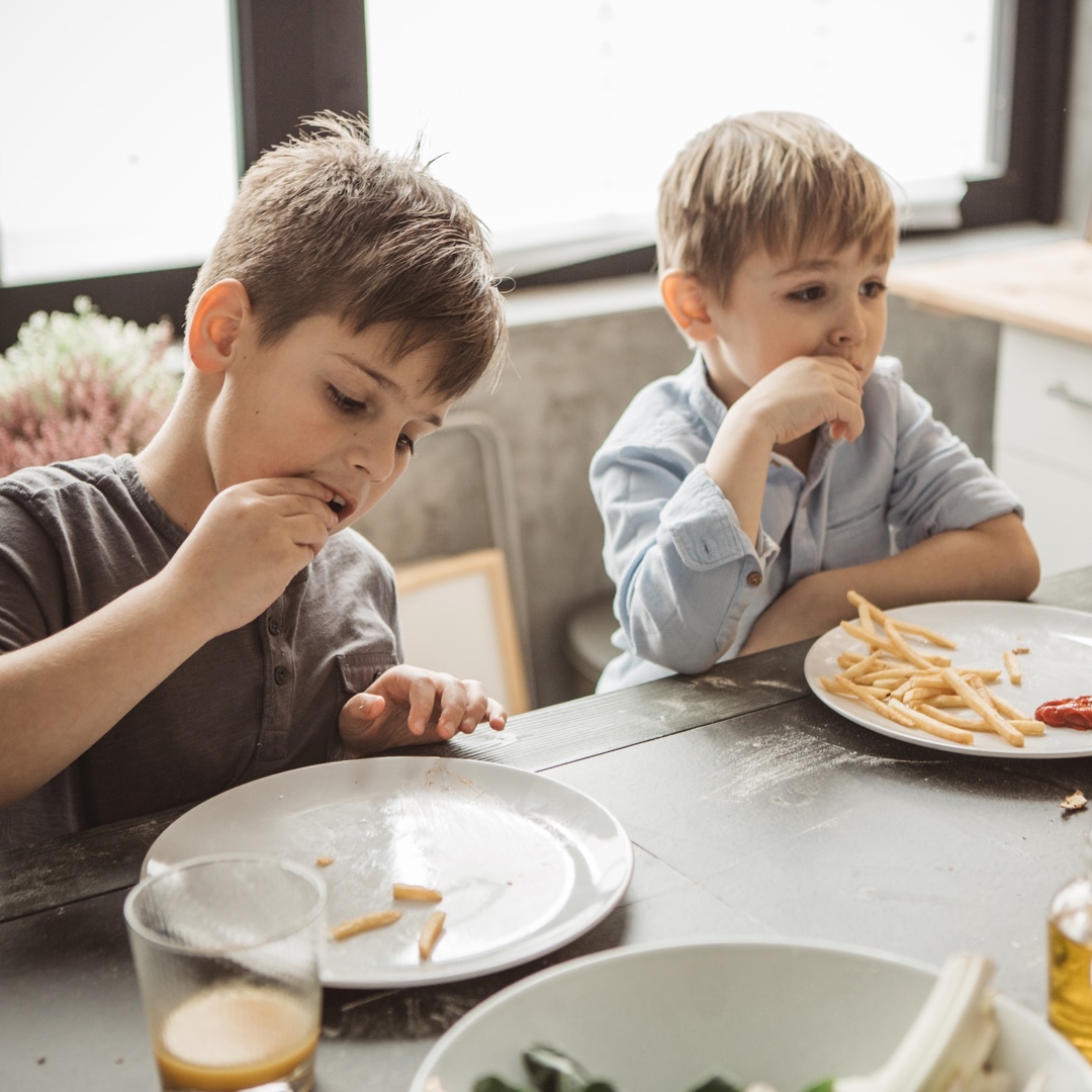 Vakantie Met Kinderen Jongens Aan Tafel Eten Frieten