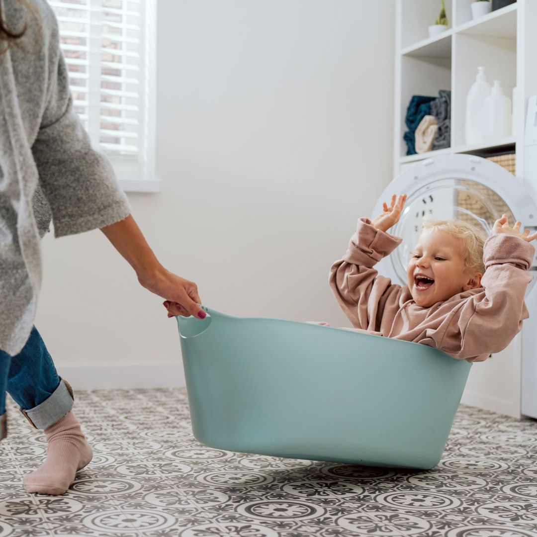 Kind In Wasmand Aan Trap Huishouden Gezin