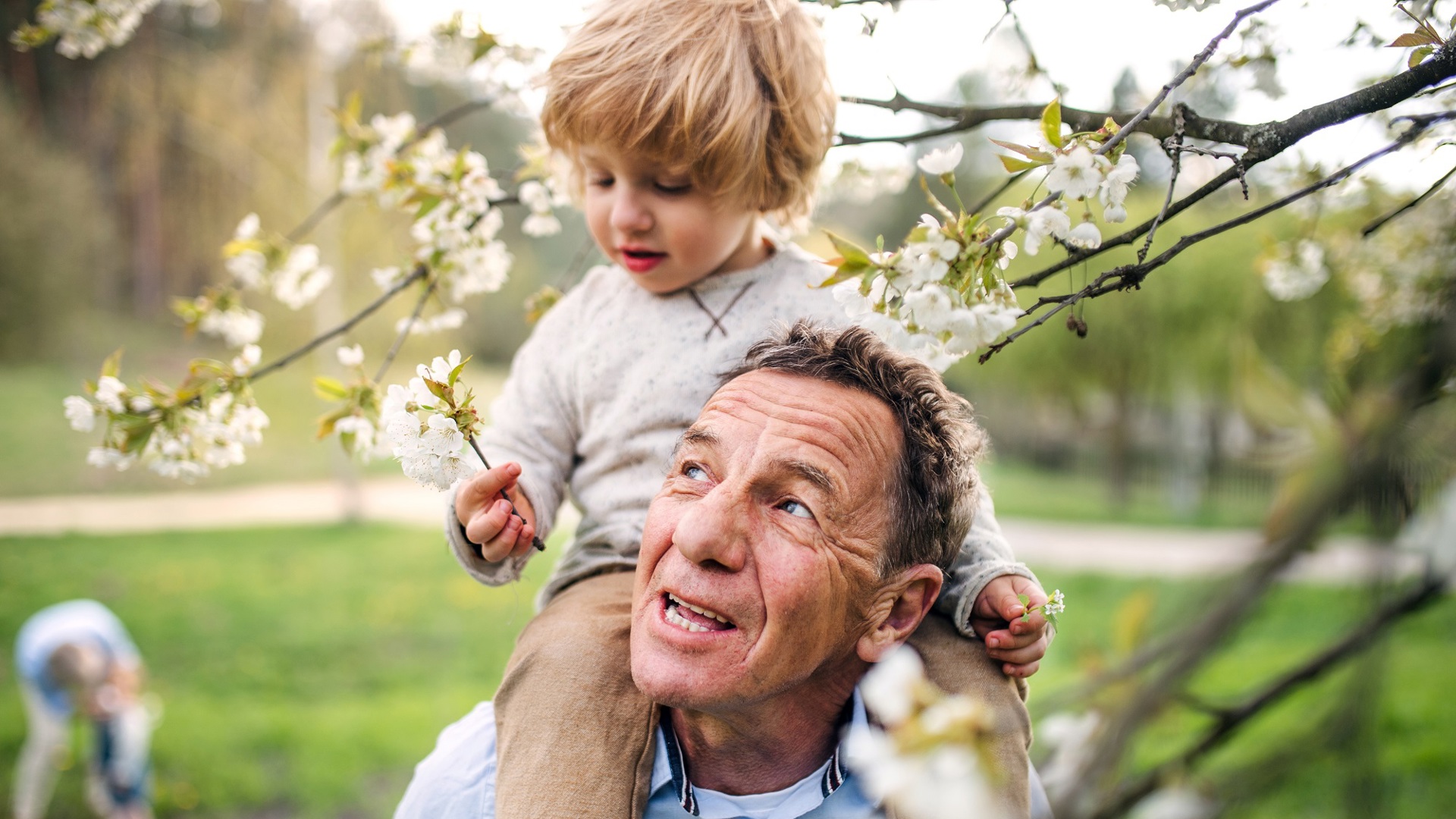 Banner Grootouder Bloesem Kleinkind In Nek