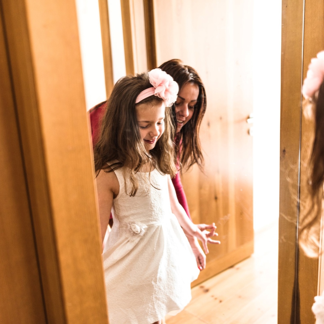 Kind voor spiegel samen met mama Positief Lichaamsbeeld Bij Jonge Kinderen