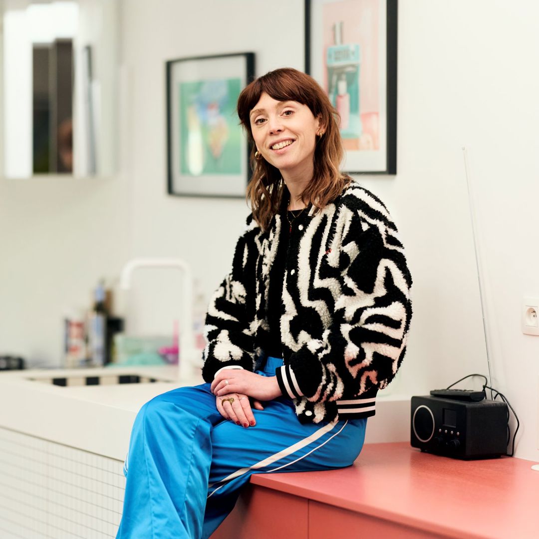 Sien Wynants Interview Mama Zittend Op Kast