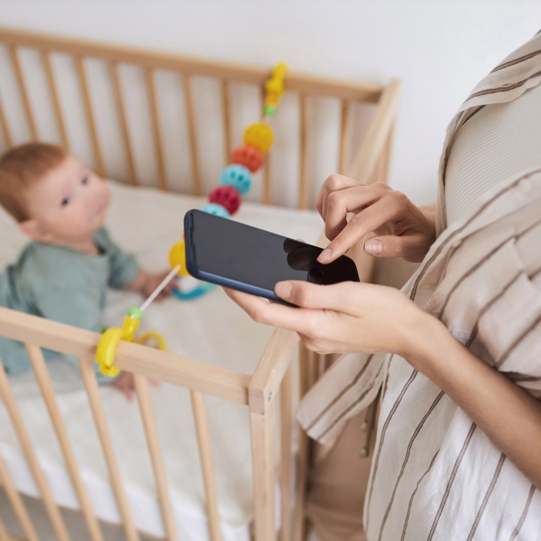 Mama bewuster omgaan met smartphone en baby in park 
