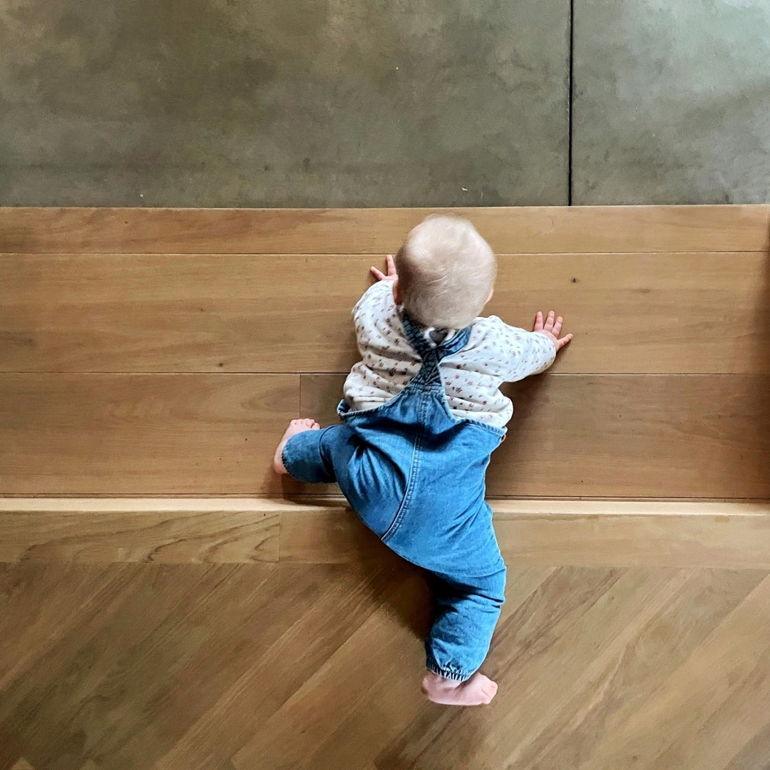 Wennen Creche Baby Op Trap Kruipend