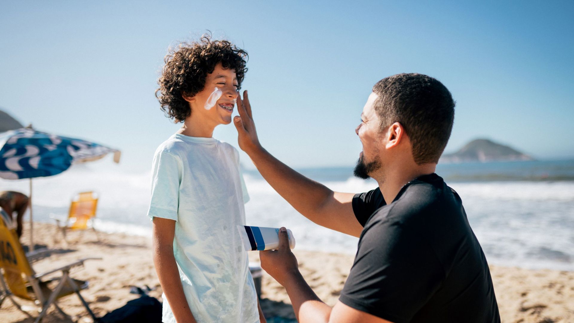 Banner Zomer Jongen Zonnecreme Strand Insmeersel Ouder