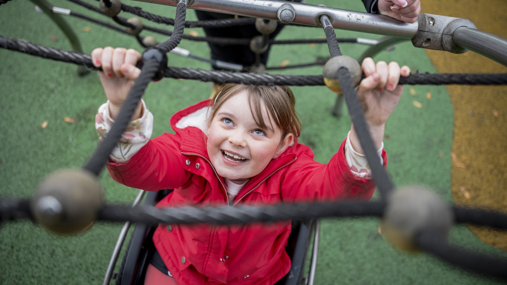 Banner School Lente kind buiten op klimtoestel