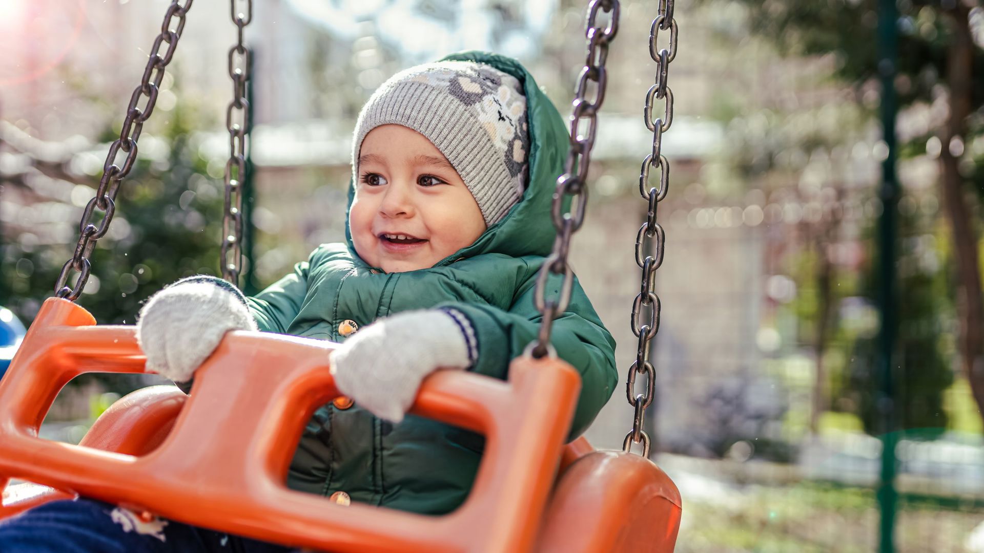 Peuter Doelgroep Winter Schommel Buiten Warm Gekleed