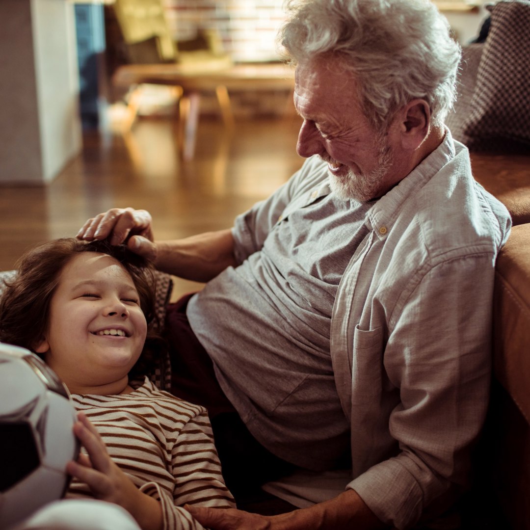 Oudere Woning Energiezuinig Maken Opa Met Kleinkind Lachen Zetel Voetbal
