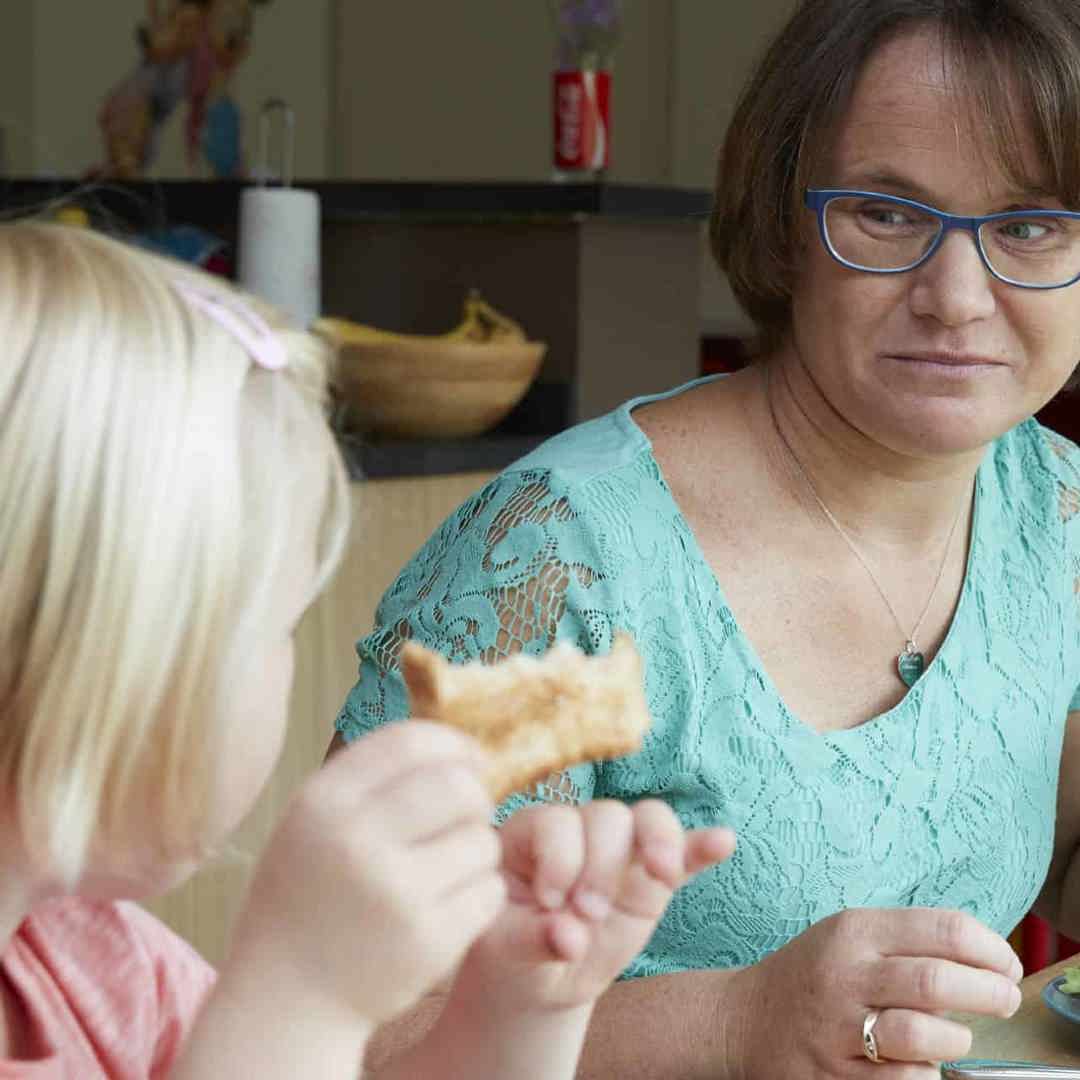 Mama aan tafel met kleuter wil niet eten